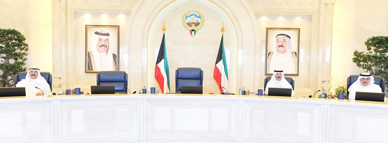 الشيخ محمد الخالد مترئسا اجتماع مجلس الوزراء امس ويبدو مصطفى الشمالي والشيخ سالم العبدالعزيز﻿