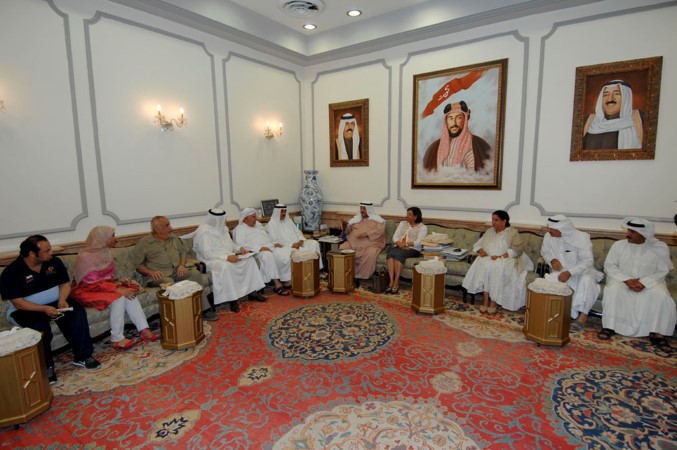 سمو الشيخ ناصر المحمد مع وفد مجلس امناء رحلة الامل ﻿