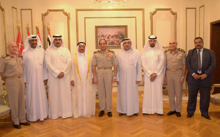 يوسف العميري وخالد العجمي والوفد المرافق لهما خلال اللقاء مع الفريق عبدالفتاح السيسي﻿