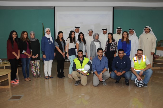الغانم والابراهيم مع مجموعة من المهندسين والقائمين على مشروع المستشفى