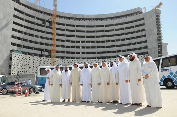 رئيس مجلس الامة مرزوق الغانم ومعبدالعزيز الابراهيم مع النواب امام مستشفى جابر امس هاني الشمري