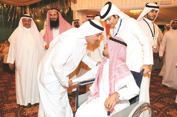 نايف السور مرحبا باحد المواطنين