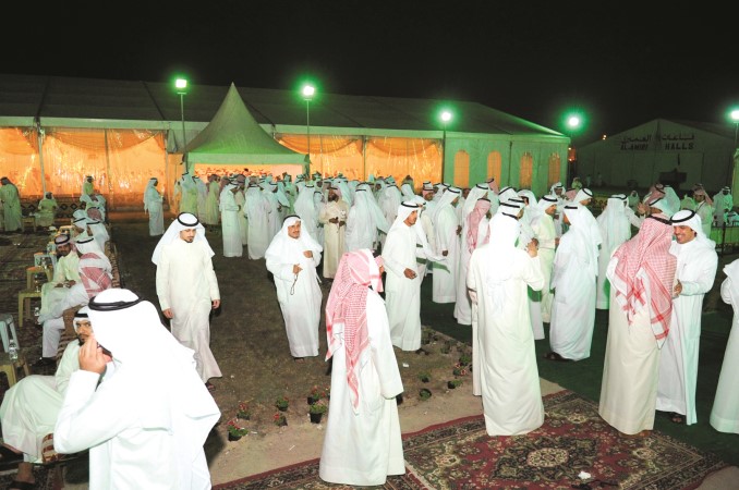 جانب من الحضور امام المقر الانتخابي