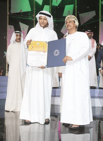محمد النهاري يسلم شهادة تقدير لخالد السيجاري من الكويت عن مسرحية حنظلكم واحد