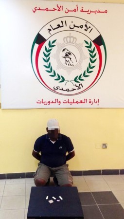 المروج بعد ضبطه في مدرية امن الاحمدي﻿