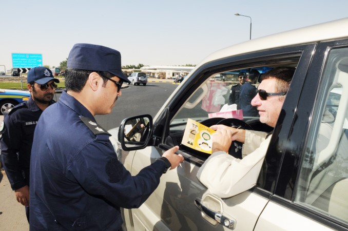 احد الضباط خلال الحملة التوعوية﻿
