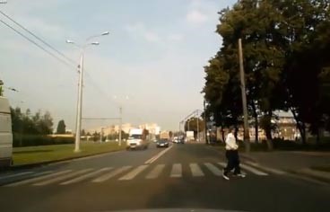 بالفيديو.. طفل برفقة والدته ينقذ نفسه من حادث سيارة