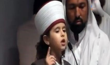 بالفيديو : طفل في الخامسة يلقي " خطبة الوداع " على 10000 شخص في جرش