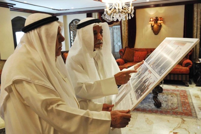 عبدالرحمن الدعيج يطلع الزميل منصور الهاجري على بعض الصور