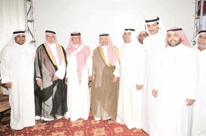 احمد الشريعان والزميل هاني الظفيري وعدد من الحضور مع حسين السعيدي