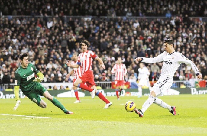 مهاجم ريال مدريد كريستيانو رونالدو يسجل في مرمى اتلتيكو مدريد في لقاء سابق بين الكبيرين﻿