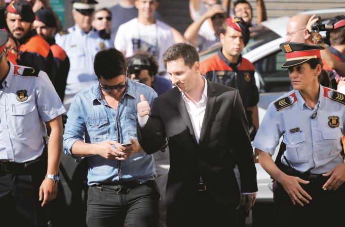 ميسي لحظة توجهه للنيابة للتحقيق معه	 رويترز﻿