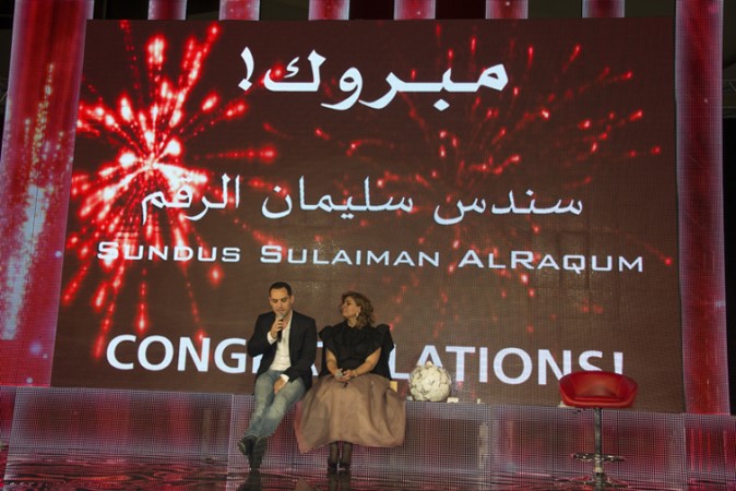 مقدم الحفل ايمن القيسوني وهديل الفضلي خلال الاتصال بالفائزة لابلاغها بنبا فوزها﻿