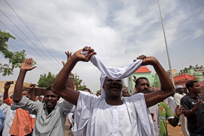 محتجون سودانيون يرددون هتافات مناوئة للحكومة بام درمان امس اپ 