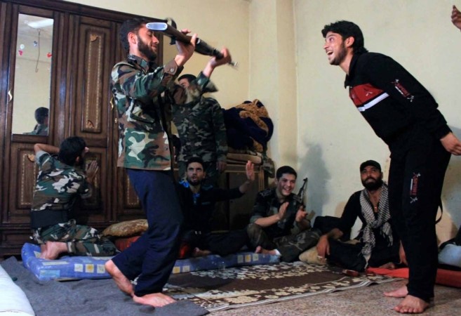 عناصر من الجيش الحر يرقصون ويلهون في احد المازل القريبة من مطار حلب الدولي رويترز 