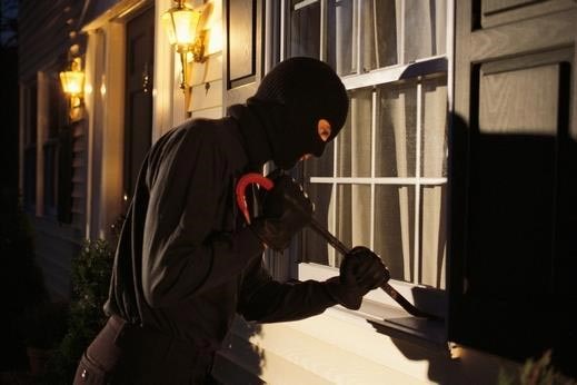 رجل أمن إماراتي يروي تفاصيل جريمة بطلها لص تحرش بامرأة نائمة مع زوجها