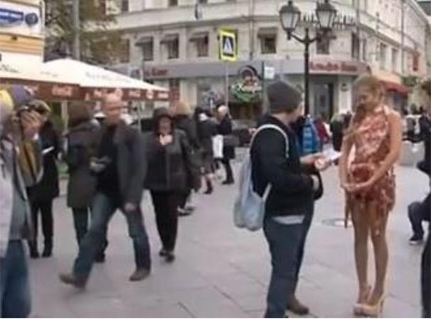 موسكو .. انتشار فيديو لشابة تستعرض فستانا من لحم الخنزير وتؤكد أنه صالح لهذا الغرض فقط