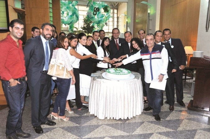 مشاركة من الحضور بقطع كيكة الحفل
