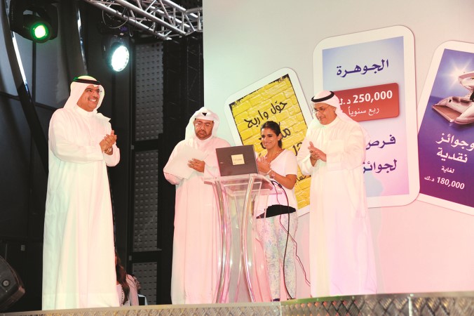الفليج والناهض خلال الاعلان عن اسماء الفائزين تحت اشراف وزارة التجارة