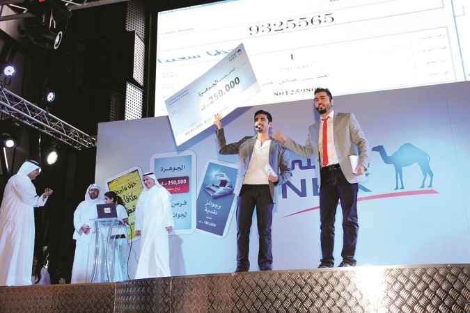 لحظة الاعلان عن الفائز بجائزة سحب الجوهرة الكبرى 250 الف دينار