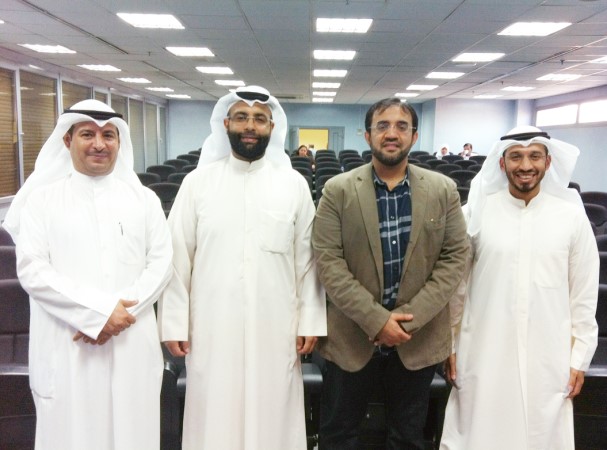 دحمد الحمد متوسطا دعبدالمحسن الكندري ومغير الشمري ودفواز العنزي﻿