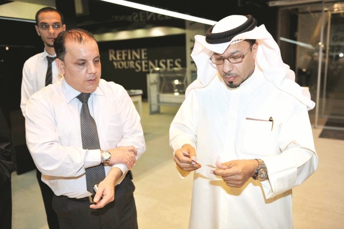 بدر السجاري وخالد الرماحي لحظة الاعلان عن الفائزين