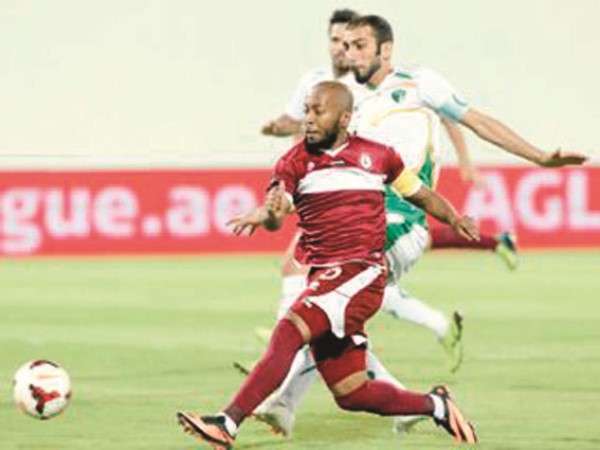 لاعب الوحدة اسماعيل مطر يسدد الكرة على مرمى الامارات
