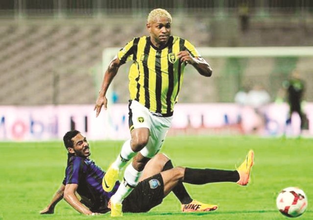 محترف الاتحاد جوبسون يمر من مدافع التعاون