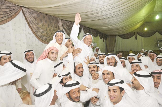 عادل الميع محمولا على الاكتاف من انصاره احتفالا بالفوز