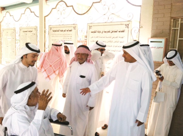 عادل الميع في حديث مع الناخبين