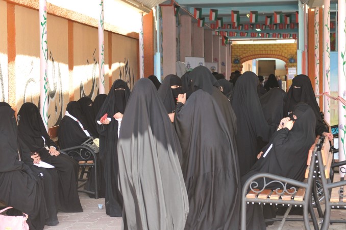 حضور نسائي في احدى اللجان