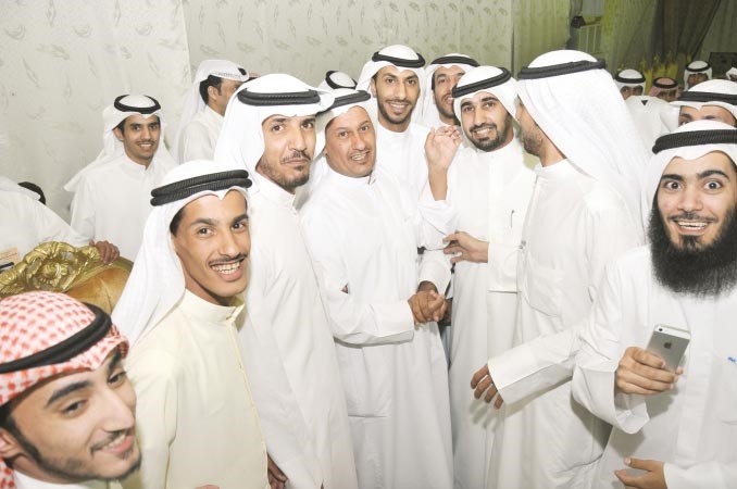 ويتلقى التهاني
