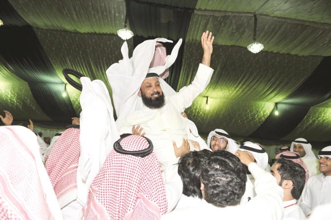 مانع العجمي محمولا من انصاره بعد الفوز