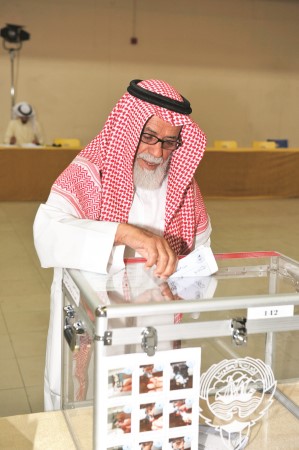  احد المواطنين يدلي بصوته