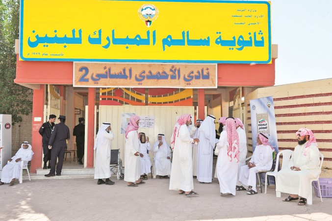  جانب من الحضور امام لجنة ثانوية سالم المبارك