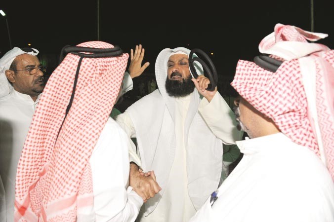 ويرفع عقاله لناخبيه