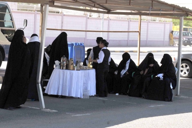 حضور نسائي امام احدى الدوائر﻿