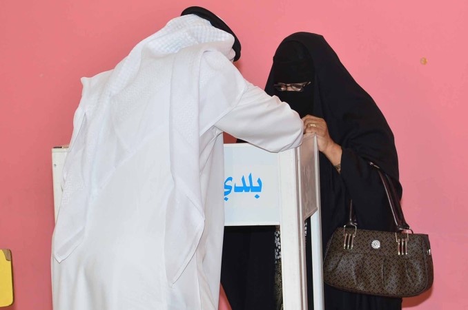 مستشار اللجنة يساعد احدى المواطنات على التصوية﻿