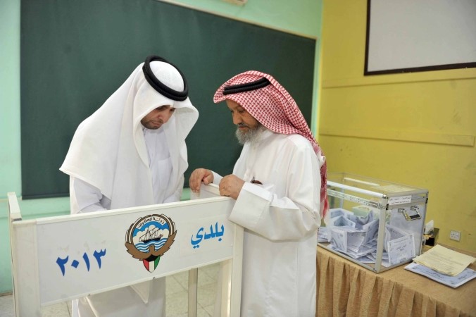 احد المواطنين يختار مرشحه﻿