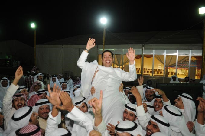 احمد البغيلي محمولا من انصاره احتفالا بالفوز الكبير
