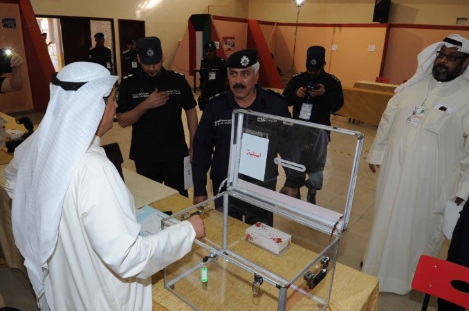 اللواء محمود الدوسري يتفقد عملية التصويت في الدائرة السادسة