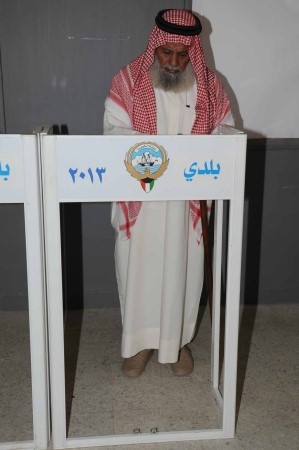 مواطن يدلي بصوته