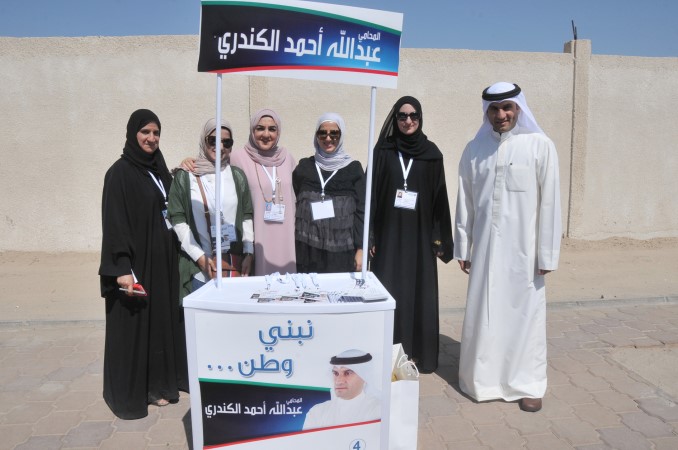 عبدالله الكندري مع عدد من مؤيديه