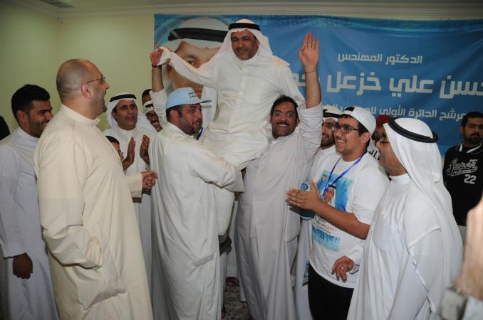 حسن كمال محمولا على الاعناق بعد اعلان النتيجة فريال حماد