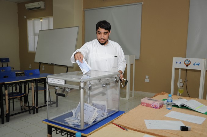 مواطن يدلي بصوته
