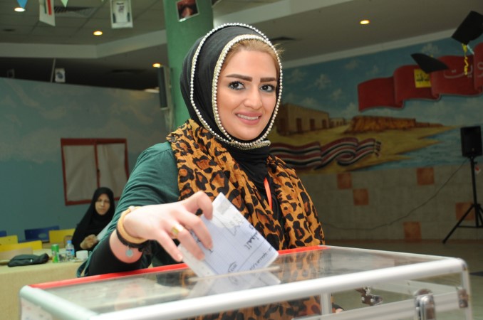 مواطنة تدلي بصوتها

