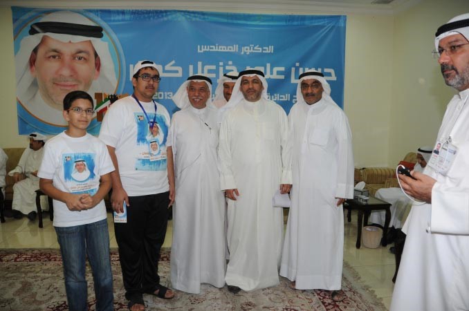 ومحاطا ببعض مؤيديه بعد الفوز