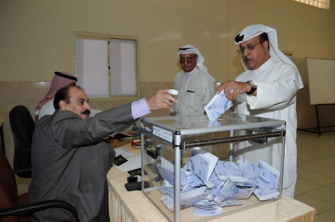مواطن يدلي بصوته