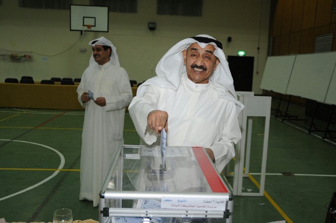 رئيس مجلس الامة السابق جاسم الخرافي يدلي بصوته في الدائرة الثانية ويبدو نجله ايادهاني الشمري