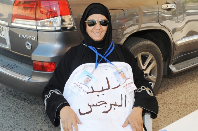مؤيدة للمرشح وليد البرجس